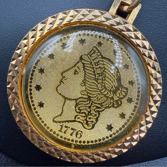 Vintage 1976 Double Sided Bicentennial Faux Gold Coin Pendant Necklace - Picture 6 of 13